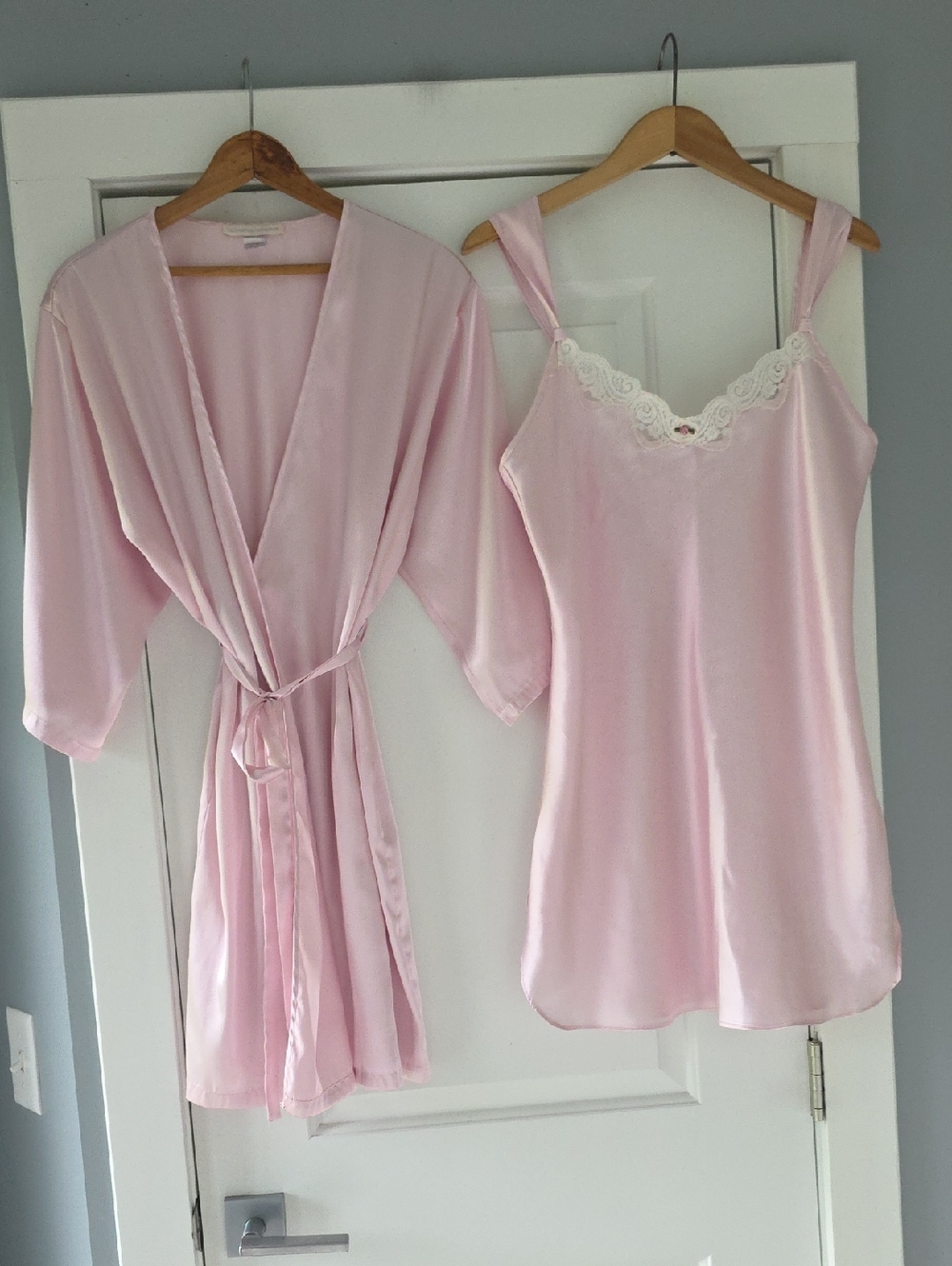 VINTAGE Women's Light Pink Satin Chemise and Robe Set